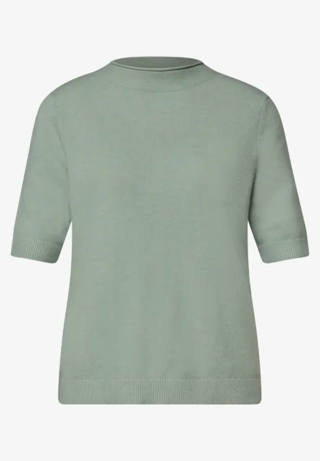 Schlichtes hellgrünes Strickshirt mit halblangen Ärmeln und rundem Halsausschnitt.