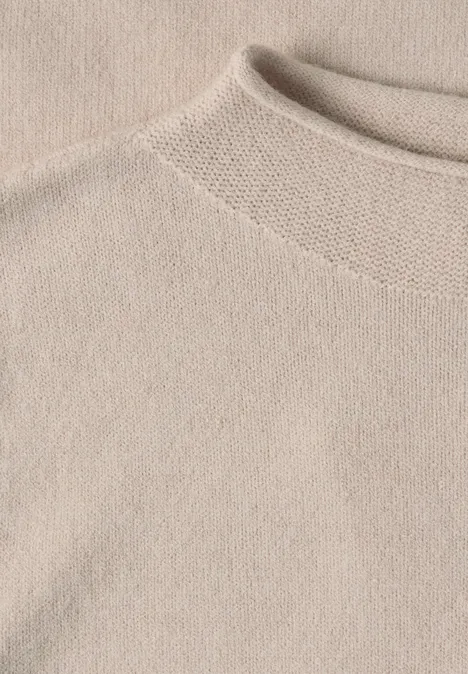 Beiger Strickpullover mit Rundhalsausschnitt und feiner Maschenstruktur.