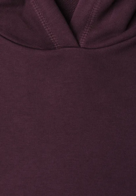 Langarm Sweatshirt mit Kapuze rustic rouge Nahaufnahme eines dunkelvioletten Kapuzenhoodies mit sichtbaren Nähten und Stoffstruktur.