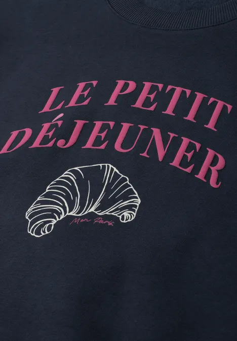 Dunkelblaues Shirt mit rosa Schriftzug 'Le Petit Déjeuner' und Croissant-Grafik.