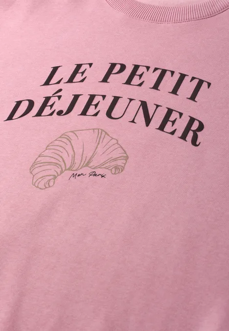 Różowy T-shirt z napisem 'LE PETIT DÉJEUNER' i grafiką rogalika