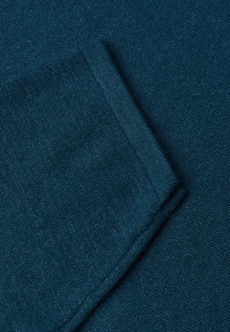 3/4-Arm Pullover mit Rundhals blue petrol mel. Nahaufnahme eines dunkeltürkisen Strickstoffes mit einer aufgesetzten Tasche.