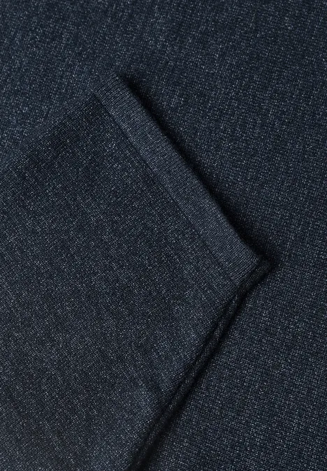 3/4-Arm Pullover mit Rundhals darkest blue mel. Nahaufnahme eines dunklen Jeansstoffs mit deutlich sichtbarer Falte.