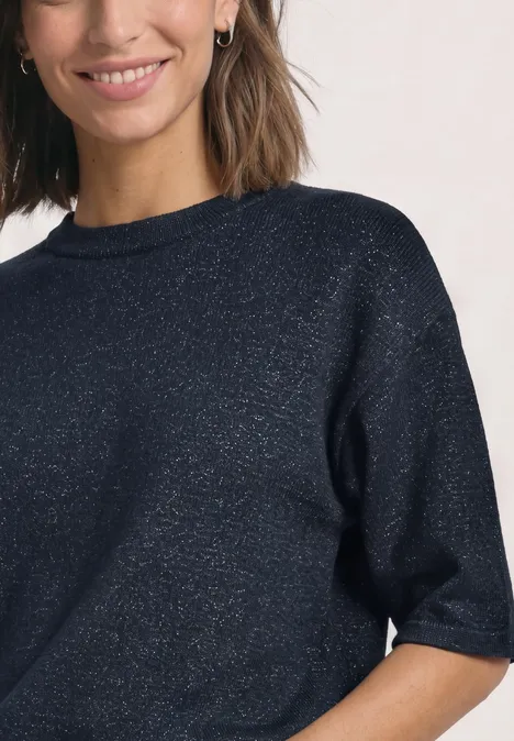 3/4-Arm Pullover mit Rundhals darkest blue mel. Frau trägt dunkelblauen, glitzernden Kurzarm-Pullover mit Rundhals, leichtes Lächeln sichtbar
