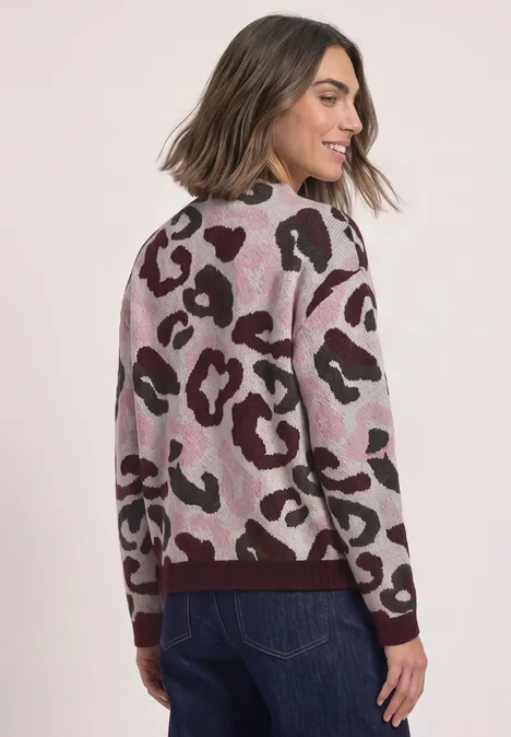 Trui met col en luipaardpatroon pure beige Frau trägt eleganten Pullover mit Leopardenmuster in Rosa- und Brauntönen und Jeans.