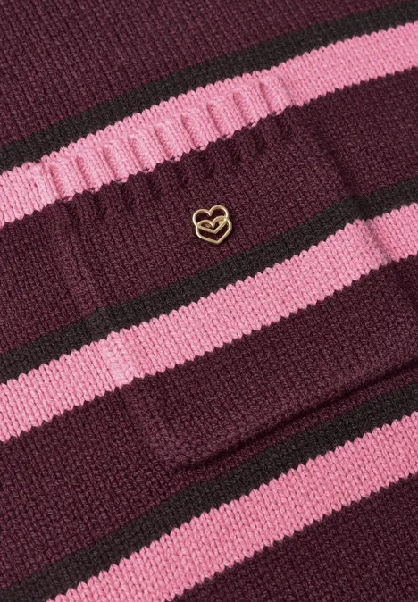 Bordeaux-rosa gestreifter Pullover mit kleinem goldfarbenem Herzlogo.