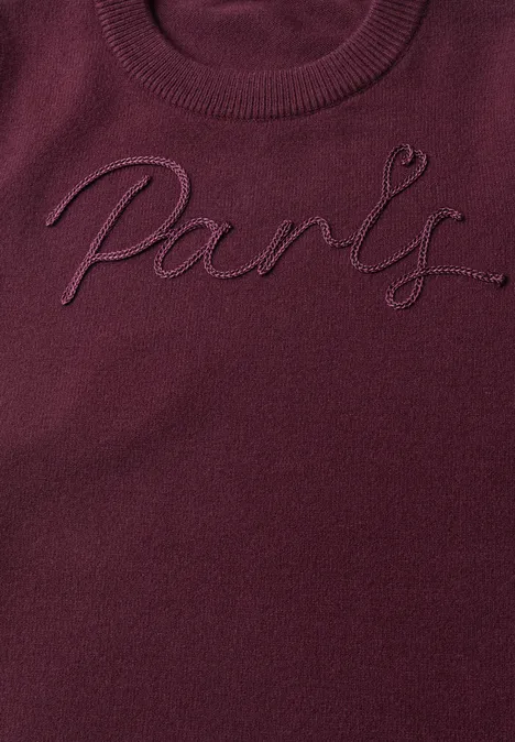 Pull bordeaux avec le mot 'Paris' brodé.