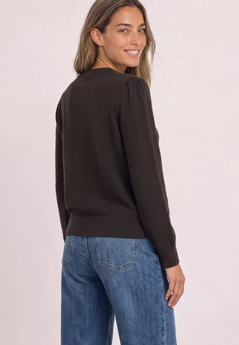 Pullover mit Emboidery Wording black coffee Frau schaut über die Schulter, trägt schwarzen Pullover und blaue Jeans.