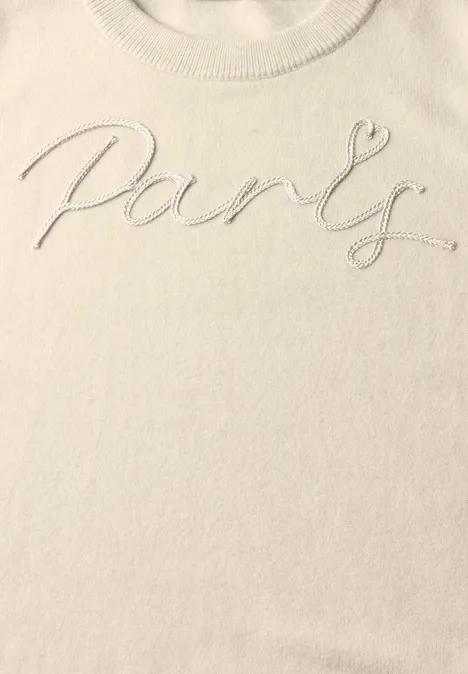 Pull beige avec broderie blanche Paris et petit cœur à la fin.