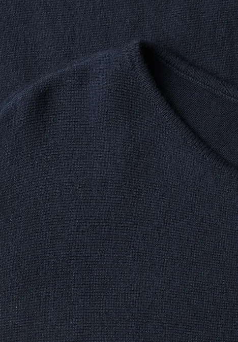 Dolman Pullover mit Boat Neck darkest blue Nahaufnahme eines dunkelblauen Strickstoffs mit Rundhalsausschnitt