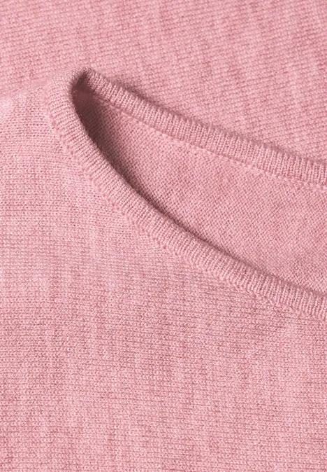 Dolman Pullover mit Boat Neck vintage blush mel. Nahaufnahme eines rosa Strickpullovers mit texturierter Oberfläche und Rundhalsausschnitt.