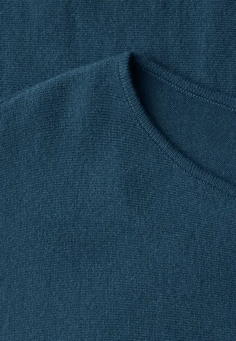 Dolman Pullover mit Boat Neck blue petrol Nahaufnahme eines dunkelblauen Strickpullovers mit Rundhalsausschnitt.
