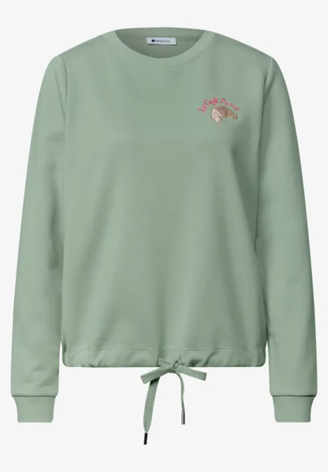 Hellgrüner Sweatshirt-Pullover mit Rundhalsausschnitt, Kordelzug am Saum und kleinem roten Schriftzug auf der Brust.