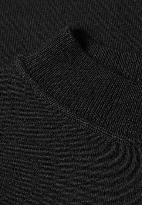 Nahaufnahme eines schwarzen Pulloverkragens aus feiner Strickware.