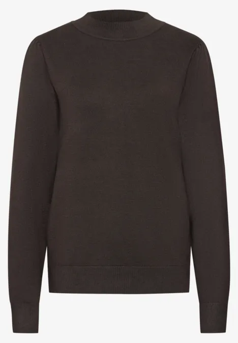 Dunkelbrauner Pullover mit Rundhalsausschnitt und langen Ärmeln vor weißem Hintergrund.