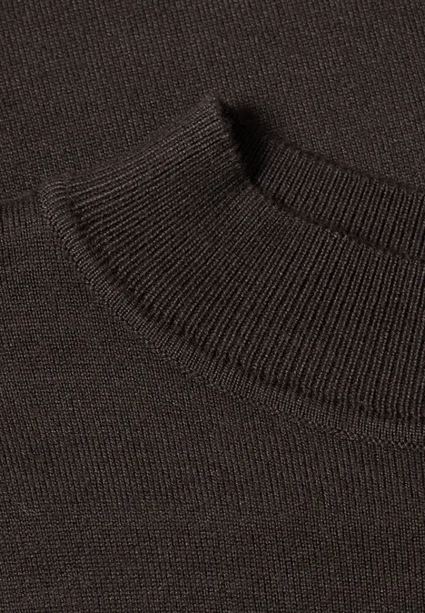 Dunkelbrauner, gerippter Strickpullover mit Rundhalsausschnitt.