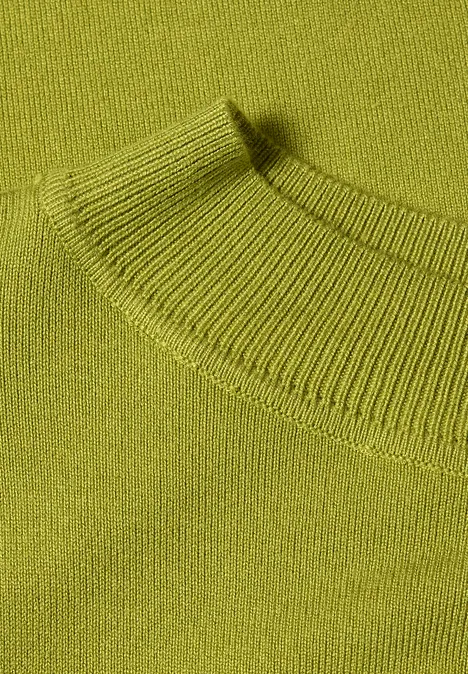 Nahaufnahme eines olivgrünen Strickpullovers mit geripptem Rundhalsausschnitt.