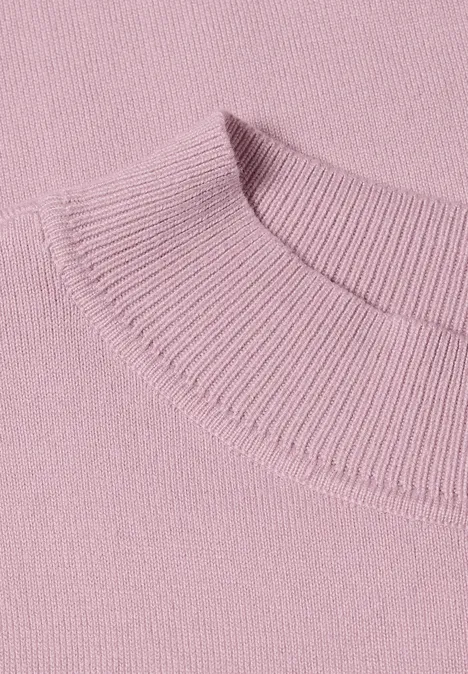 Nahaufnahme eines rosafarbenen Strickpullover-Kragens.