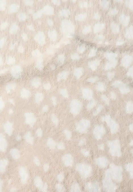 Pull en laine fine à motif jacquard clay sand Naheinstellung einer flauschigen, beigefarbenen Oberfläche mit weißen Punkten.