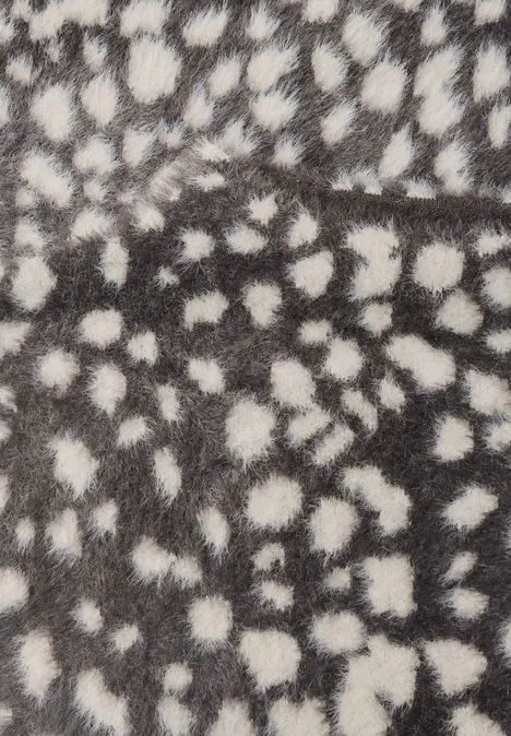 Pull en laine fine à motif jacquard black coffee Flauschiges Fell mit unregelmäßigen weißen Tupfen auf grauem Hintergrund