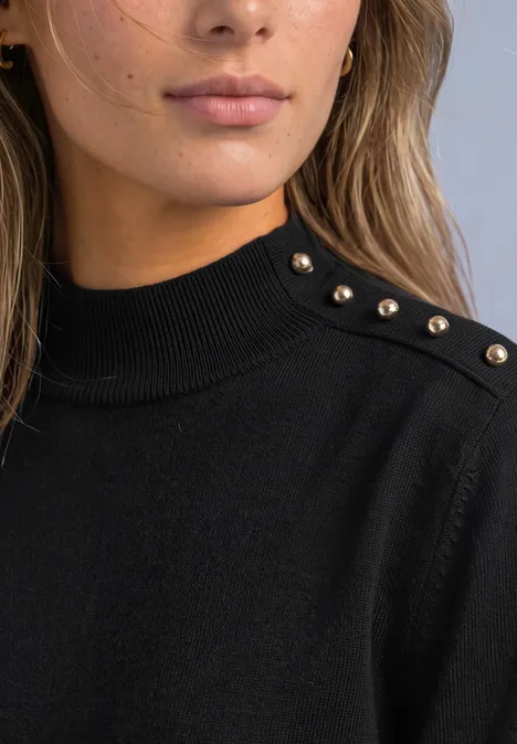 Pullover mit Turtle Neck und Knopfdetails Black Nahaufnahme einer Frau im schwarzen Pullover mit goldenen Nieten auf der Schulter.