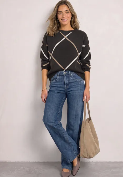 Pullover mit Boat Neck und Intarsien-Muster black coffee mel. Frau in schwarzem Pullover mit Rautenmuster, blauen Jeans und beiger Tasche, lächelnd vor heller Wand.