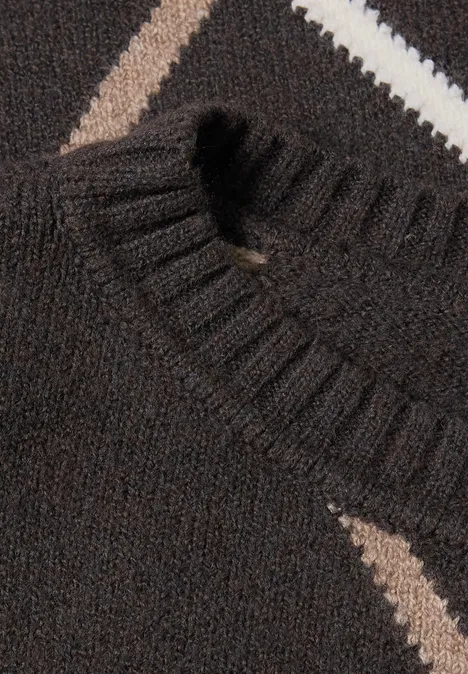 Pullover mit Boat Neck und Intarsien-Muster black coffee mel. Nahaufnahme eines dunkelbraunen Strickpullovers mit V-Ausschnitt und diagonalen beigen & weißen Streifen.