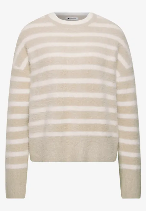 Beiger Pullover mit weißen Querstreifen, langärmlig und rundem Halsausschnitt.