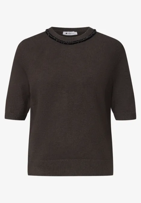 Dunkelbrauner Kurzarm-Strickpullover mit Rundhalsausschnitt.