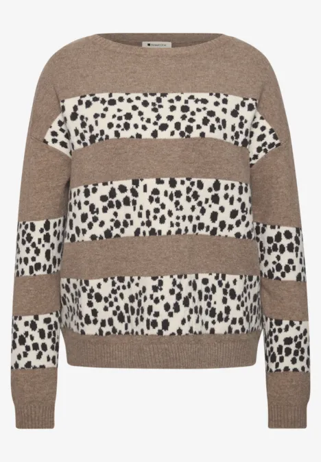 Pull marron à rayures alternées avec imprimé dalmatien et empiècements uni, bord-côtes au col, poignets et ourlet.