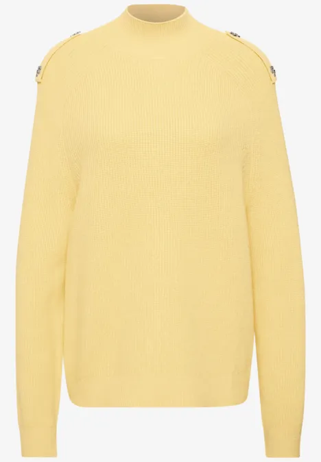 Gelber Pullover mit Rundhalsausschnitt und Schulterknöpfen.