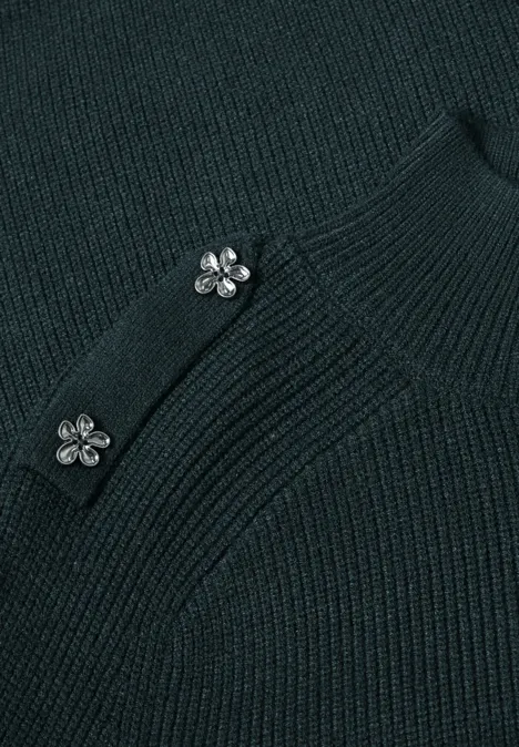 Pullover mit Turtle Neck und Knopfdetails stormy green Nahaufnahme eines dunkelgrünen Strickoberteils mit zwei silbernen Blumenknöpfen