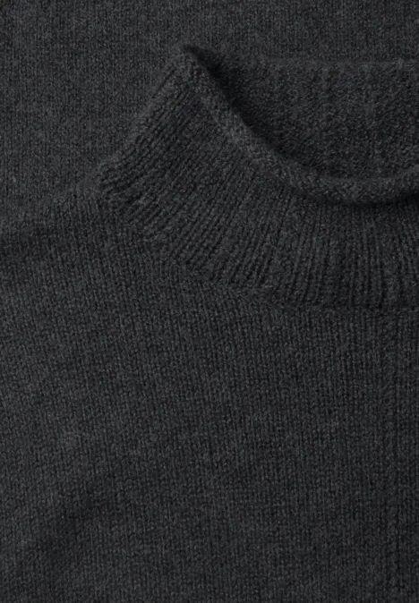 Pullover mit Turtle Neck und Rollkanten armor grey mel. Schwarzer Rollkragenpullover aus grobem Strick.