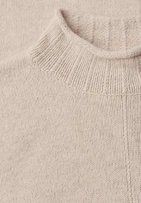 Beiger, fein gestrickter Pullover mit hohem Kragen