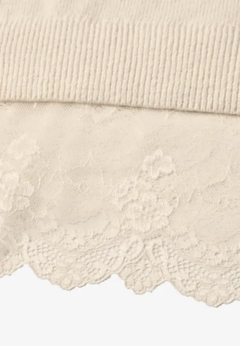 Pullover mit Rundhals und Spitzenkante pure beige Beige-cremefarbener Strickpullover mit zarter floraler Spitzenborte am Saum.