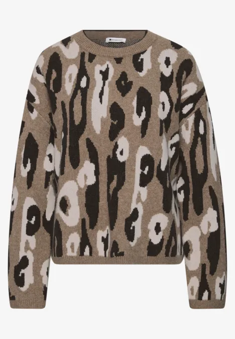 Braun-beigefarbener Strickpullover mit schwarzem Leopardenmuster und Rundhalsausschnitt.