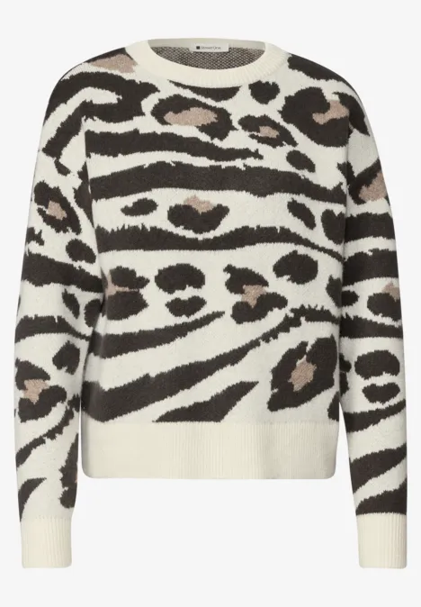 Pull tricoté écru avec imprimé animalier noir et marron à motif rayé.