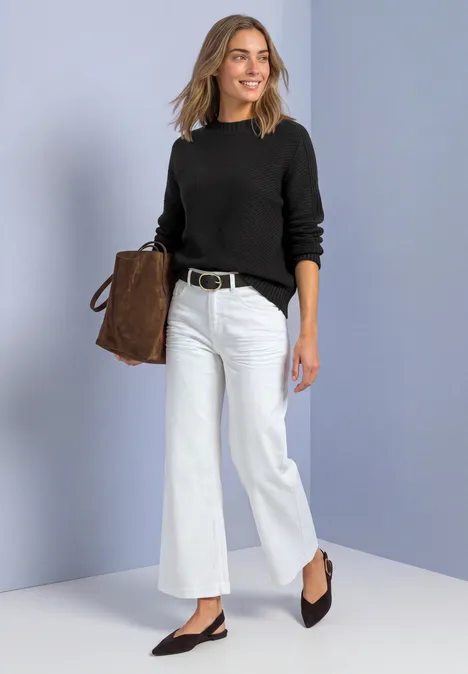 Langarm Pullover mit Turtle Neck und Struktur armor grey mel. Frau in schwarzem Pullover und weißen, weiten Jeans trägt schwarze Pumps und eine braune Tasche vor hellem Hintergrund.