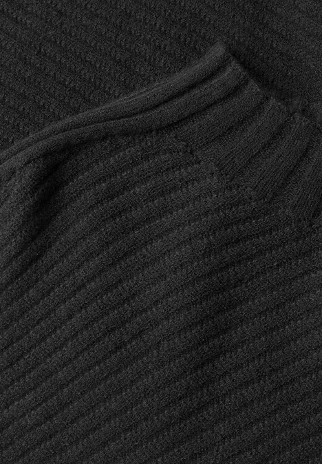 Langarm Pullover mit Turtle Neck und Struktur armor grey mel. Nahaufnahme eines strukturierten schwarzen Strickstoffs, offenbar der gerippte Ausschnitt eines Pullovers.