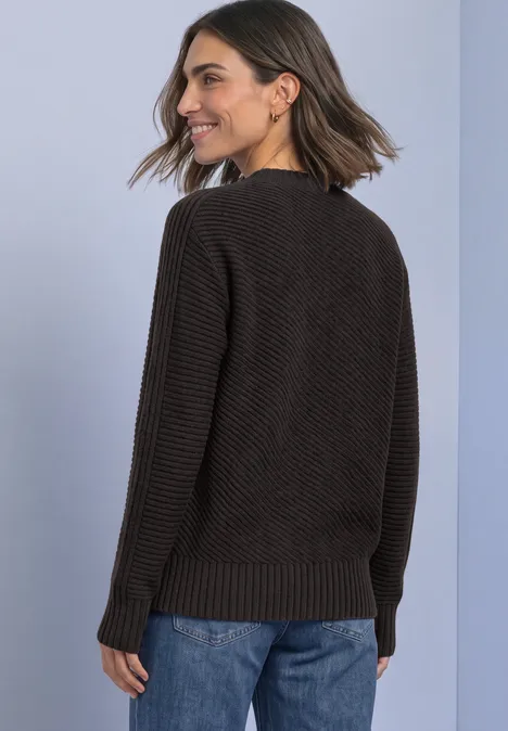Langarm Pullover mit Turtle Neck und Struktur black coffee Frau in schwarzem Strickpullover und blauen Jeans von hinten, mit schulterlangem Haar, lächelnd.