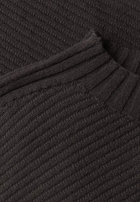 Langarm Pullover mit Turtle Neck und Struktur black coffee Nahaufnahme eines dunkelgrauen Strickpullovers mit rippenartiger Struktur