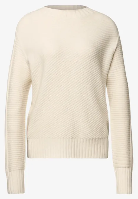 Cremefarbener Pullover mit Rundhalsausschnitt und diagonaler Rippenstrick-Optik.