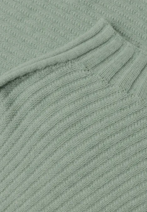 Langarm Pullover mit Turtle Neck und Struktur eucalyptus green mel. Detail eines hellgrünen, grob gestrickten Pullovers