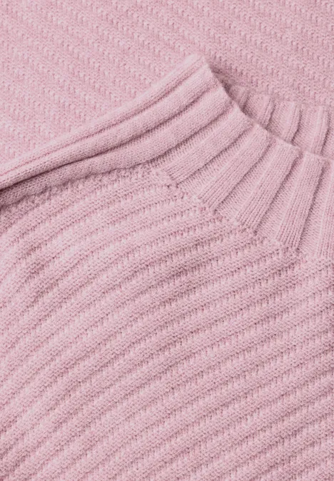 Nahaufnahme eines rosa, gerippten Strickpullover-Stoffs