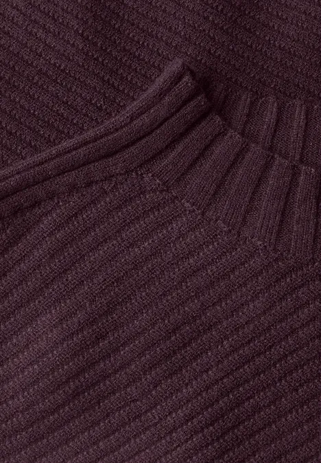 Langarm Pullover mit Turtle Neck und Struktur berry plum Nahaufnahme eines burgunderfarbenen, gerippten Strickstoffs mit hohem Kragen