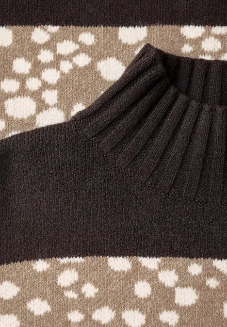 Jacquard Pullover mit Turtle Neck black coffee mel. Dunkelbrauner, gerippter Rollkragenpullover auf beigem, cremefarbenem Musteruntergrund
