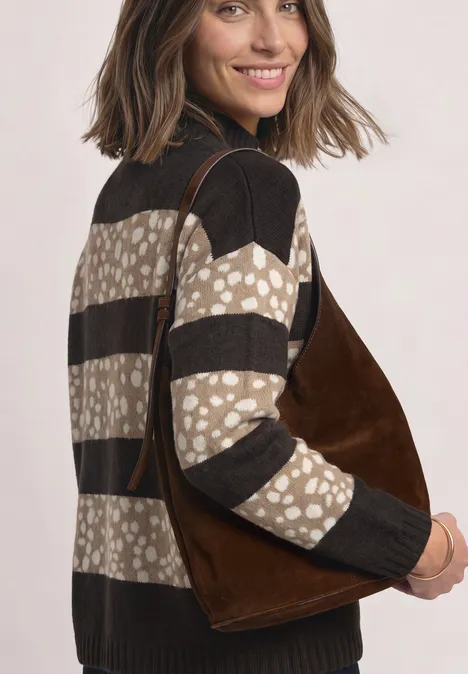 Jacquard Pullover mit Turtle Neck black coffee mel. Eine Frau mit brauner Wildledertasche und einem gemusterten Pullover, die über die Schulter schaut.