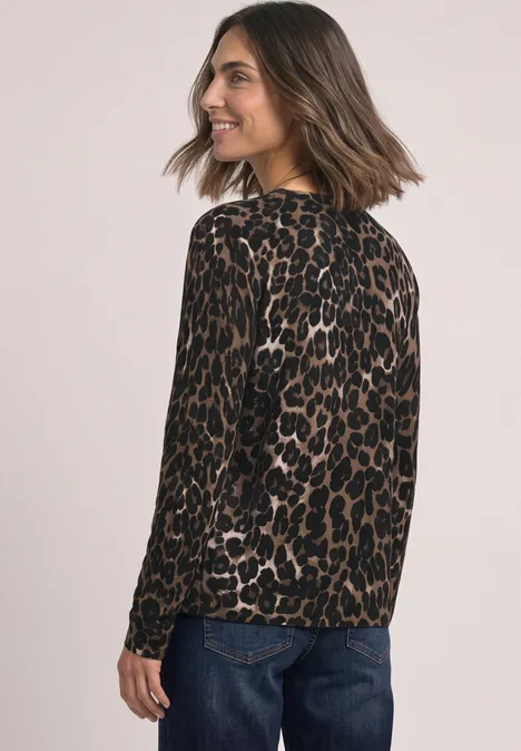 Langarm Pullover mit Rundhals und Leo-Muster Black Eine Frau trägt einen braunen Leoparden-Pullover und blaue Jeans, schaut über die Schulter und lächelt.