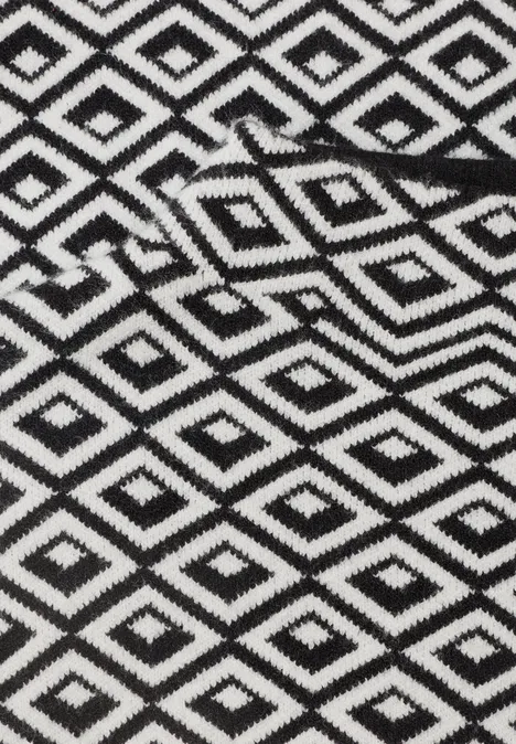 Schwarz-weißer Stoff mit geometrischem Rautenmuster.
