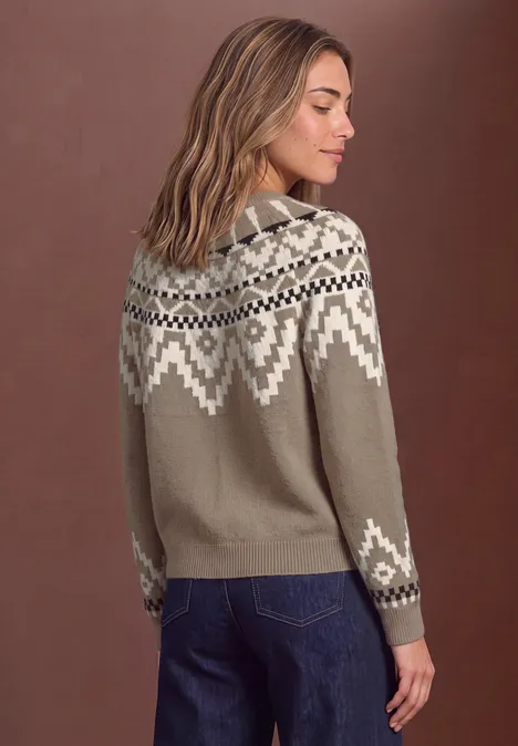 Pullover mit Rundhals und Jacquardmuster sanded amber Frau in beigem Norweger-Pullover mit weißem Muster und Jeans, Rückenansicht, leicht seitlich den Kopf gewendet.